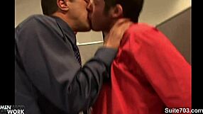 Tetovált meleg férfiak intenzív szopással, anál baszással és cumos seggbaszással foglalkoznak irodában