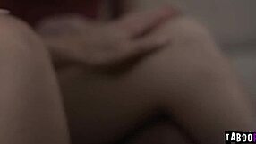 אשלי ליין וקטרינה נתפסות באקשן לסבי עד שרוקוס מצטרף