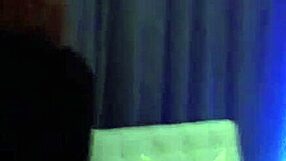 Kızları birbirine dokunurken ve yalarken izlemek ateşimi çıkarıyor