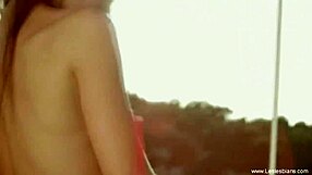 Eva in Jana delita erotični lezbijski trenutek prstovanja z igračkami