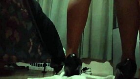 Big butt hooker shakes her ass on the street while teasing clients 😏