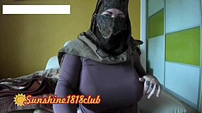 สาวซาอุดีอาระเบียมุสลิมใส่ฮิญาบโชว์นมใหญ่ไลฟ์แคม