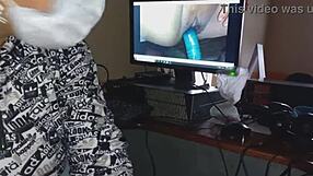 Chica pornera jää kiinni videoiden editointiin töissä, niin häpeämätön että kutsuu minut seksiin 😈