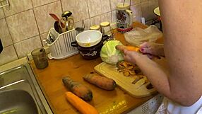i prepare carrots with mature amateurs for a simple meal