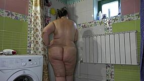 Petit ami espionne sa copine pulpeuse au gros cul sous la douche