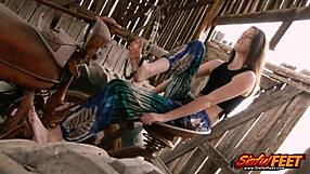 Hippie Country Girl Starshine Shows Off Dirty Feet in Sinful Clip