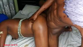 Žena mojega soseda vzame moj velik črni kurac globoko! 😈