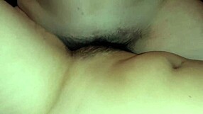 Ongeschoren kutten wrijven hard en komen twee keer in wilde lesbische actie