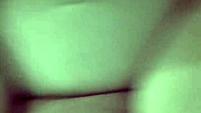 O kısa duraklı MILF'i kalçasında çift siktim