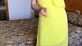 mariaold plaagt met enorme tieten in sexy lingerie en kousen, toont kontgat en geschoren kut