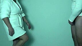 Super slow motion ballbusting i extrem femdom-action. Kolla hur hon dominerar med brutala sparkar!