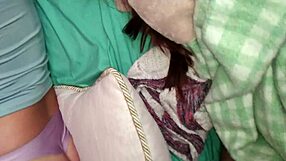 Napumpuj mě horkým semenem hluboko dovnitř, ty zlobivá nevlastní sestro!