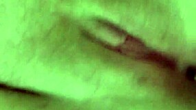 O kısa duraklı MILF'i kalçasında çift siktim