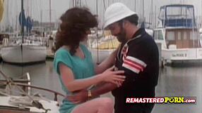 Retro çift, kinky tekne gezisinde ortalığı ısıtıyor!
