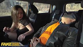 Fakedrivingschool aprendiz Zeynep Rossa muestra sus tetas masivas en un viaje salvaje.