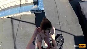 عاهرة روسية تأخذ رحلة جامحة مع زب ضخم على السطح