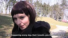 Hej, ta ciężarna autostopowiczka została mocno wyruchana na zewnątrz