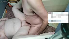 क्या देखना चाहते हो बीबीडब्ल्यू की बालों वाली चूत से क्रीमपाई टपकते हुए?