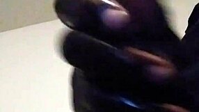 Kom och få en explosiv sperma-handjob nu