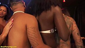 진짜 카니발 애널 파티: 익스트림 삼바 오르기 라티나 밀프들 격렬하게 박아