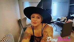 duas bruxinhas brincam com pau grande no halloween