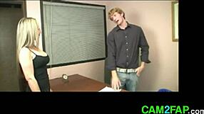 MILF עם ציצים גדולים נותנת בלואג'וב מדהים במשרד 😏