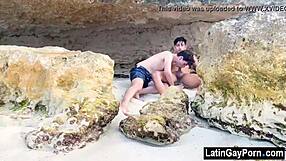 Garçons gays latinos profitent d'une journée relaxante à la plage