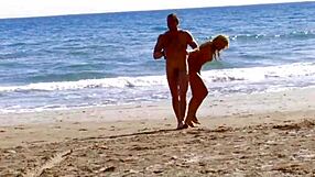 Rubia amateur hambrienta de polla se folla duro en playa soleada. Su deseo crudo se desata bajo olas