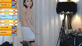 Mini flashing catturato in un momento candid su cam nascosta.