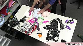 مذهول من هذه الفتاة البرونيتية الجميلة التي تسرق ألعاب جنسية!