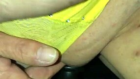 Pancut dalam kereta dengan baju koyak dan aksi basah