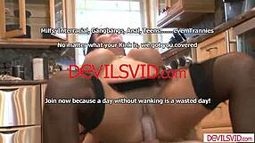 Nagy cicis barna MILF leszopja és lovagolja 18 éves srác hatalmas farkát