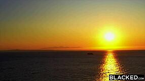 Дребничката блондинка Алеша жадува черния кур на Антон в секси бельо