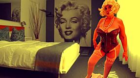 Hé, mate cette mamie en cosplay Marilyn Monroe qui taille une pipe d'enfer ! 😍