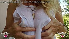 니플링러버 변태 엄마, 야외에서 호스로 알몸 놀이!