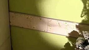 欢乐人妖Ecaterinax在复古蓝片中主宰一切！