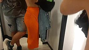 Orang Asing Seksy Mendorong Saya Tengok Dia dalam Drama Bilik Fitting dan Keinginan.