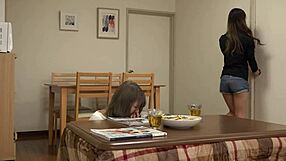 แกล้งซนใต้โต๊ะโคทัตสึ ขาเธอไร้การป้องกัน สาวแซ่บกลั้นเสียงคราง