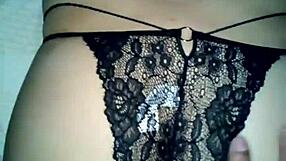 Belle Mexicaine en lingerie sexy pose sensuellement pour la caméra