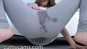 여동생이 라이브 웹캠에서 세게 분출