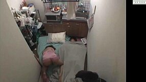 Hikoileva naimisissa oleva milf masturboi miehensä vieressä