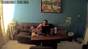 la muy puta de mi vieja hace webcam con extraños, la descubro follando duro como prostituta