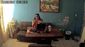 la muy puta de mi vieja hace webcam con extraños, la descubro follando duro como prostituta