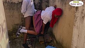 Двое студентов сбежали на улицу для жёсткого миссионерского секса