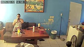 la muy puta de mi vieja hace webcam con extraños, la descubro follando duro como prostituta