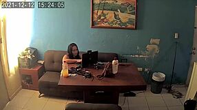 la muy puta de mi vieja hace webcam con extraños, la descubro follando duro como prostituta