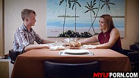 Busty latina MILF Juliett Russo laver mad i køkkenet, men tørster efter hardcore udendørs action med stedsøn Jimmy Michaels