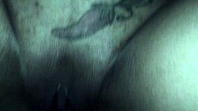 Fudendo minha prima escondido e gozei dentro da sua buceta lisinha!