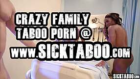 Två våta svarta milf-sjuksköterskor Ana Foxxx och Nicole Kitt blev vilda och sög kuk efter tribbing fångade