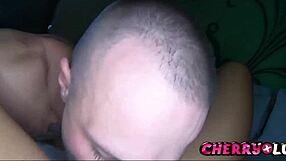 Het pojkvän slickar min våta fitta tills jag kommer hårt